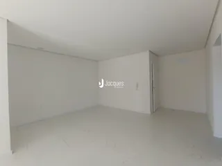 Foto de um ambiente interno amplo e vazio de uma propriedade.