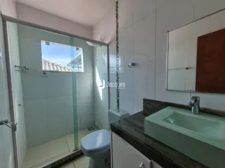 Foto de um banheiro com box de vidro e revestimento moderno.