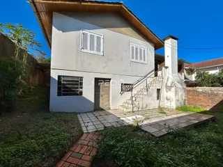 Fachada de uma casa em Lajeado, Brasil, com escadaria externa.