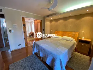 Quarto com cama de madeira e piso de madeira.