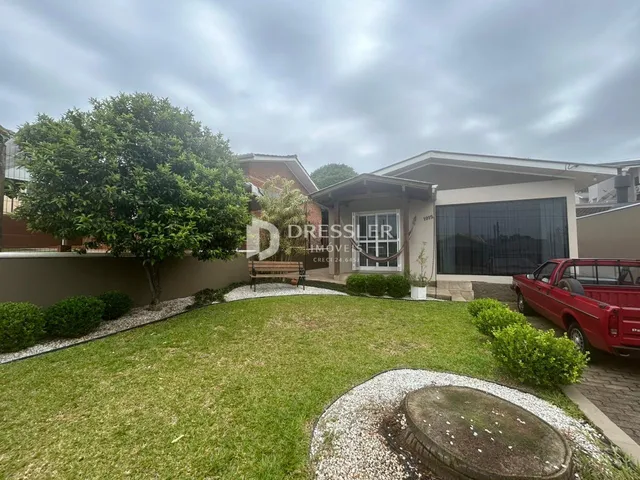 Fachada de uma residência em Lajeado, Brasil, com jardim gramado na frente.