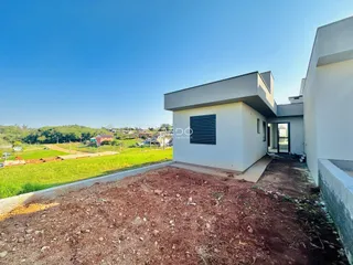 Fachada de uma casa moderna em Lajeado, Brasil, com terreno em terra.