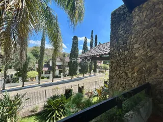 Vista externa de uma propriedade residencial em Lajeado, Brasil, com vegetação exuberante.