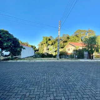 Vista da fachada de uma residência em Lajeado, Brasil, com área externa e rua pavimentada.