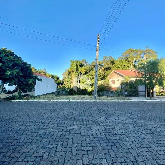 Vista da fachada de uma residência em Lajeado, Brasil, com área externa e rua pavimentada.