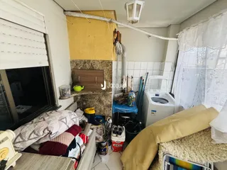 Quarto com decoração rústica e elementos de reforma.