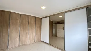 Ambiente interno com painéis de madeira e piso claro.
