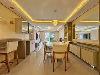 Ambiente de sala de estar com iluminação moderna e móveis planejados.