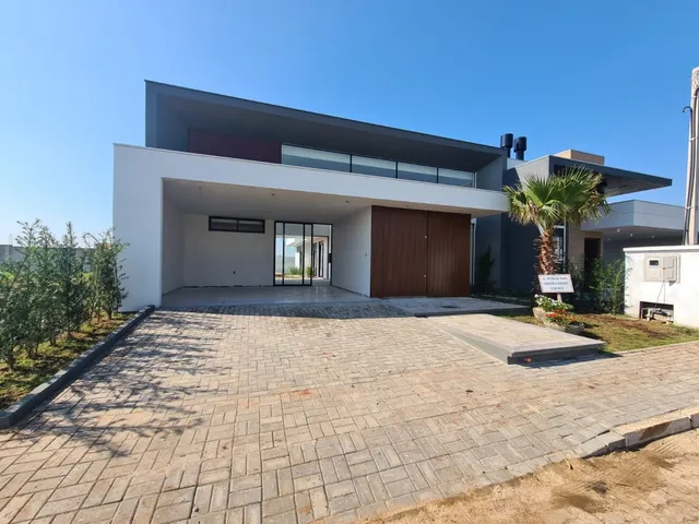 Fachada moderna de uma casa em Lajeado, Brasil, com área de acesso pavimentada.