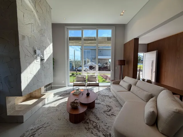 Sala de estar com lareira e portas de vidro voltadas para o exterior.