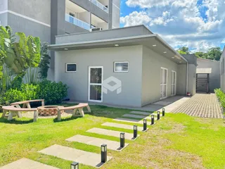 Fachada moderna de uma casa com jardim em Lajeado, Brasil.