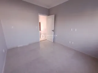 Interior de um cômodo com porta aberta em uma residência.