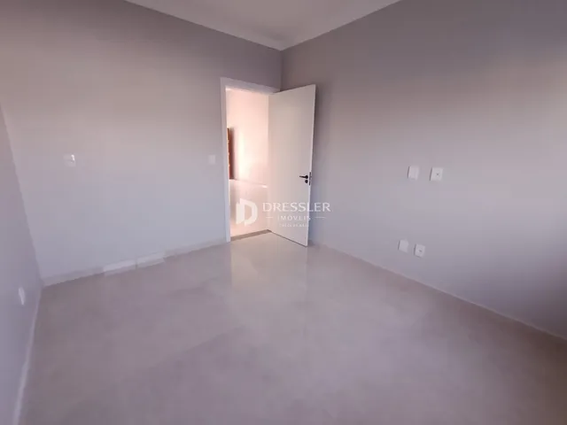 Interior de um cômodo com porta aberta em uma residência.