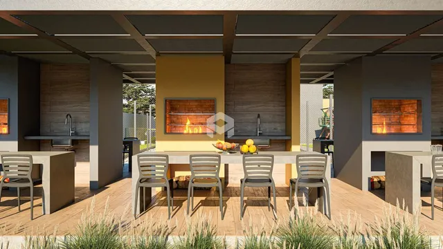 Área externa com piso de madeira e estrutura de pérgola.