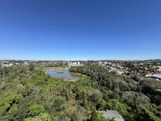 Vista aérea de uma área com vegetação e corpo d'água em Lajeado.