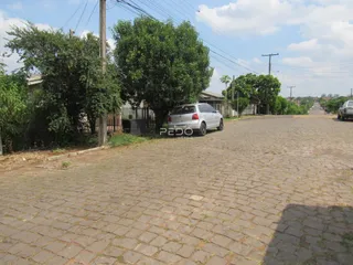 Vista da propriedade com paisagismo e rua pavimentada em Lajeado.