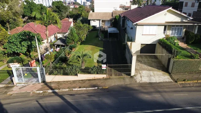 Vista externa de uma residência em Lajeado, Brasil, com jardim e cerca.