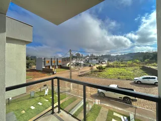 Vista da fachada de uma residência em Lajeado, Brasil, com área externa.