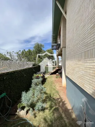 Fachada de uma residência em Lajeado, Brasil, com jardim lateral.