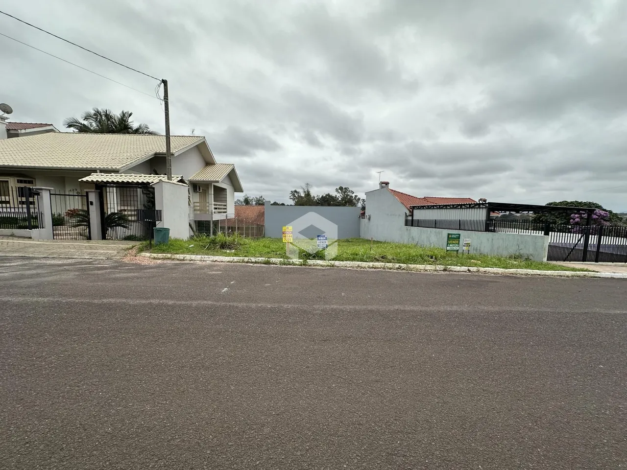 Fachada de casas em Lajeado, Brasil, com cerca e muro.