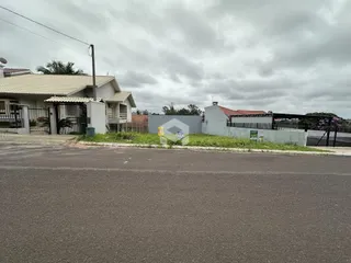 Fachada de casas em Lajeado, Brasil, com cerca e muro.