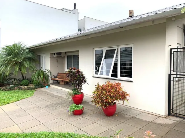 Fachada externa de uma casa em Lajeado, Brasil, com jardim e pátio.