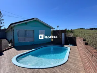 Foto da fachada de uma casa com piscina em Lajeado.