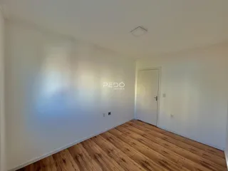 Foto de um ambiente interno com piso de madeira clara.