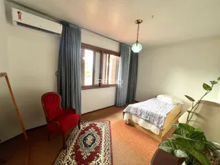 Quarto com janela e cortinas em uma residência no Brasil.