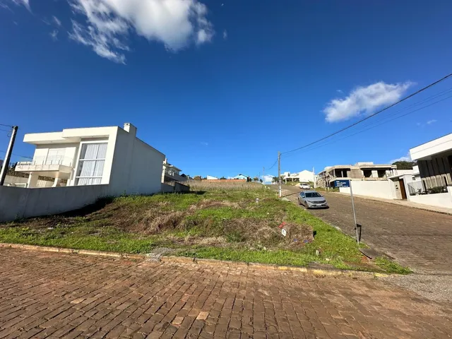 Fachada externa de uma residência em Lajeado, Brasil, com área de paisagismo em primeiro plano.
