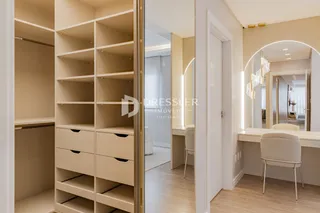 Detalhe interno de um corredor com estantes e gavetas em um imóvel.
