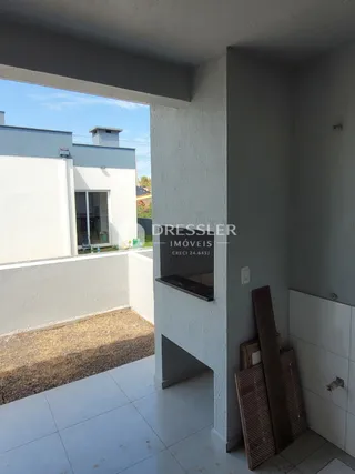 Vista interna de uma área com acesso a um pátio externo.