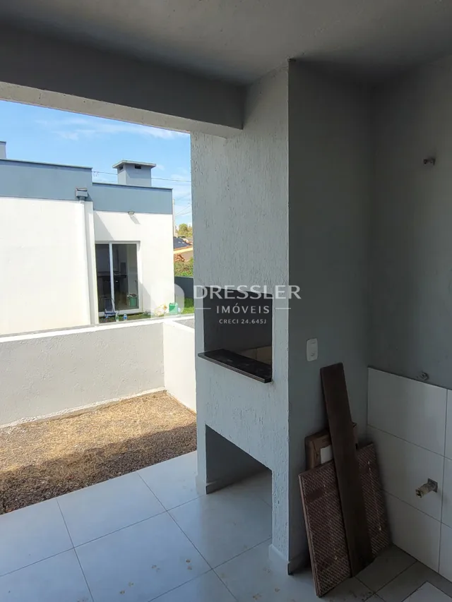 Vista interna de uma área com acesso a um pátio externo.