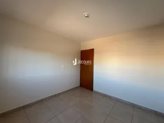 Hall de corredor com piso de cerâmica claro.