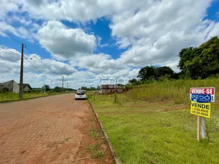 Vista da propriedade ao longo de uma estrada rural no Brasil.