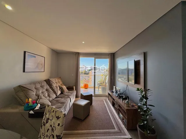 Sala de estar com sofá e decoração moderna em um apartamento.