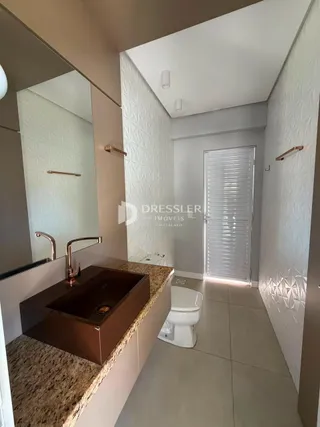 Foto de um banheiro com bancada e vaso sanitário em um imóvel.
