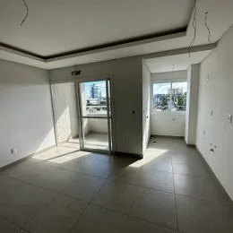 Hall de entrada com piso claro e paredes brancas.