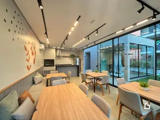 Uma sala de jantar moderna com grandes janelas de vidro.