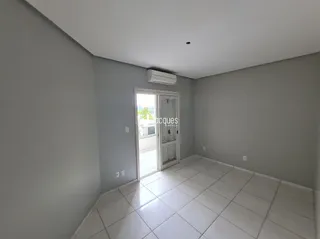 Imagem de um ambiente interno com piso de cerâmica clara.