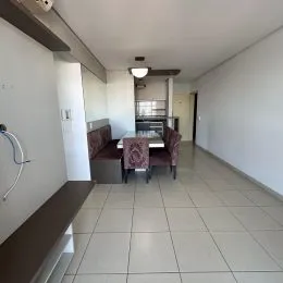 Hall de corredor interno com piso de cerâmica e bancos em um imóvel.