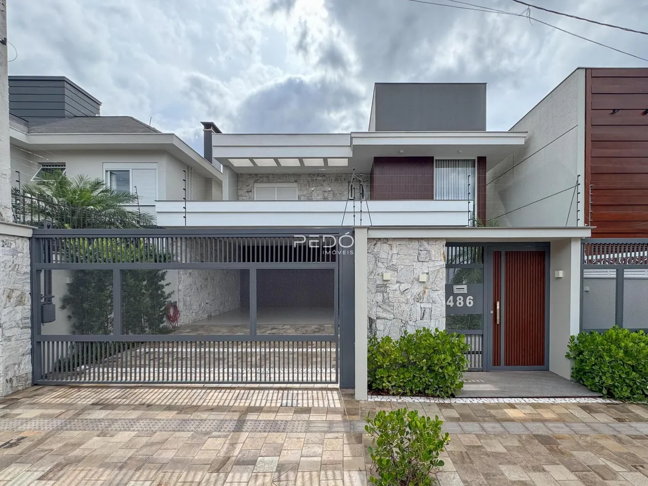 Fachada de uma residência em Lajeado, Brasil, com portão e área externa.