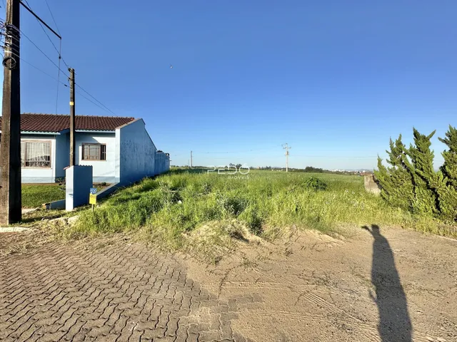 Fachada de uma residência em Lajeado cercada por campo de grama alta.