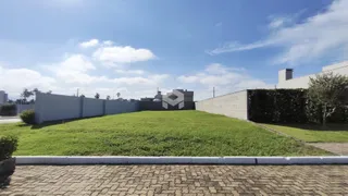 Vista externa de um terreno com gramado e muros brancos em Lajeado, Brasil.