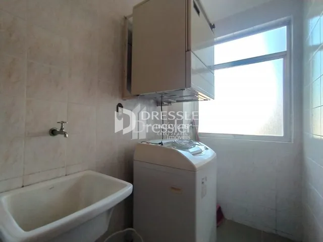 Foto de um banheiro interno em uma residência.