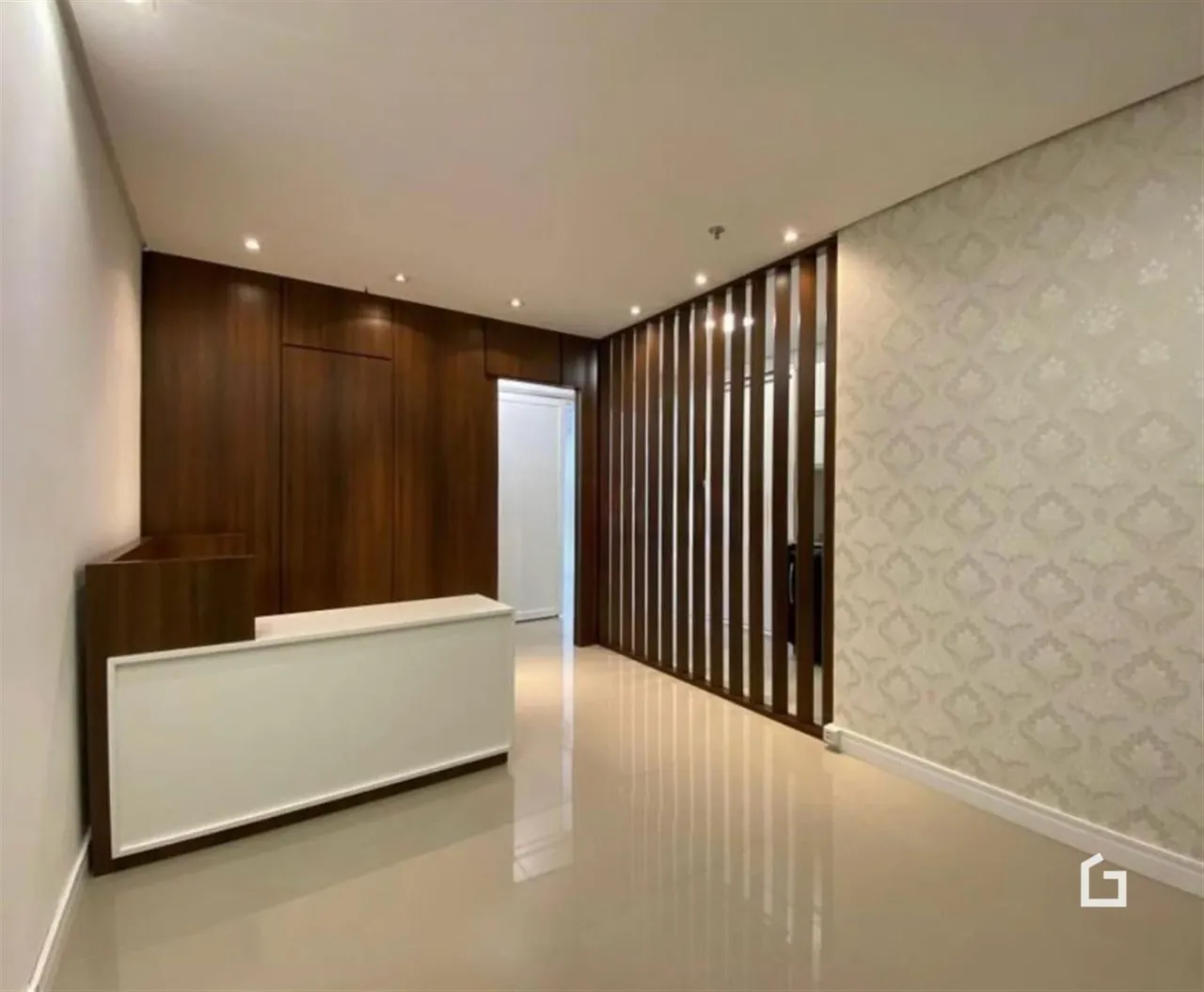Hall de entrada com revestimento de madeira e piso claro.