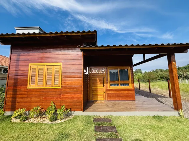 Fachada de uma casa de madeira em Lajeado, Brasil.