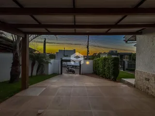 A foto mostra a entrada pavimentada de uma propriedade em Lajeado.