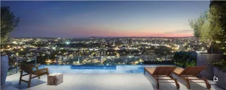 Vista panorâmica da cidade de Lajeado ao anoitecer com piscina.