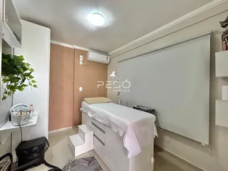 Quarto com cama e armário branco em um imóvel no Brasil.